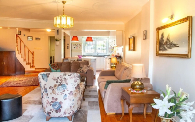 Spacious Detached House With Garden in Izmir