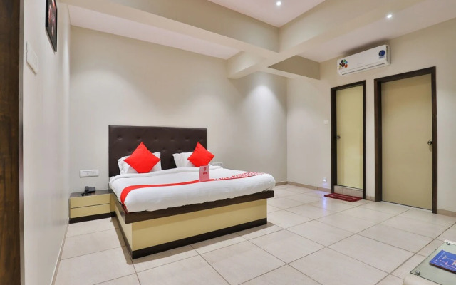 OYO 16122 Hotel Navya Palace