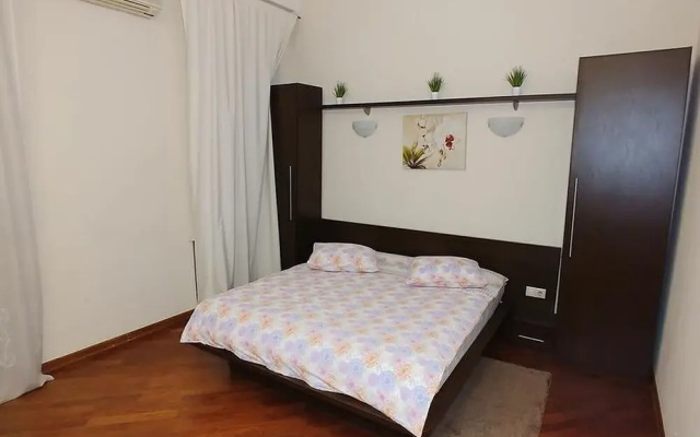 Three bedroom. Lux. 20a Shota Rustaveli St. Centre