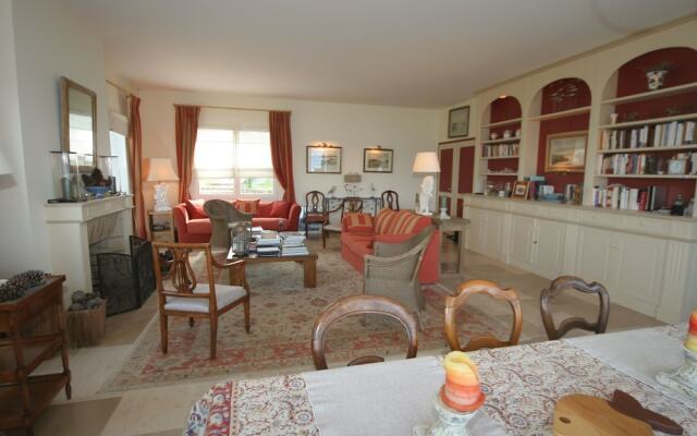 Beautiful Holiday Home in La Trinite-sur-mer With Garden