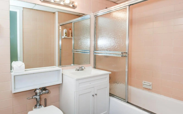 Cozy Studio + Train | Theatre District | Evonify