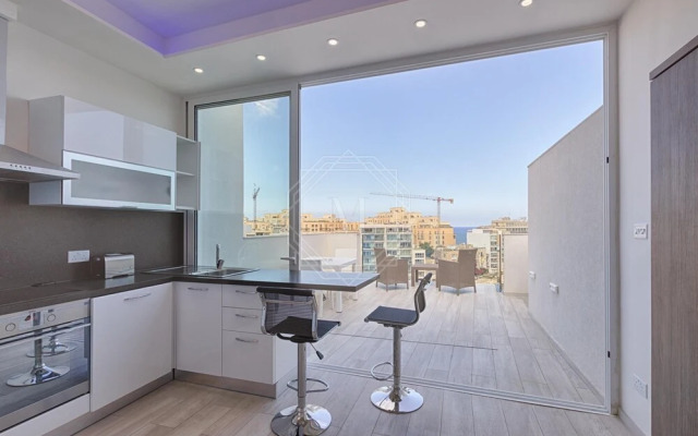 Seafront Penthouse Triplex- Roof Terrace & Hot Tub
