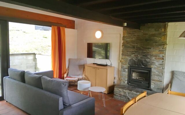 Nicely Furnished Bungalow with Fireplace near Maas