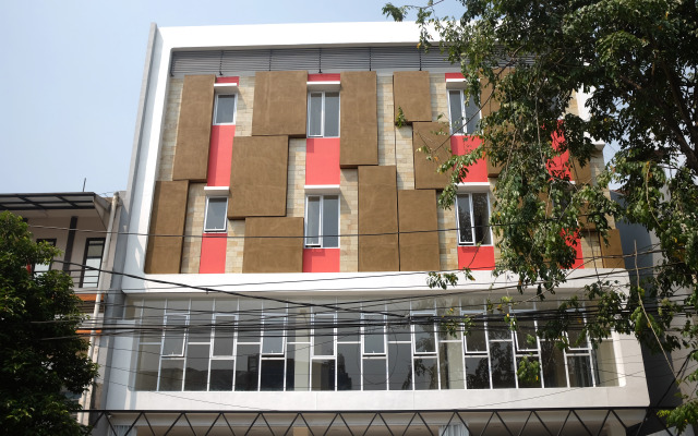 RedDoorz Plus near Mall Ciputra Jakarta