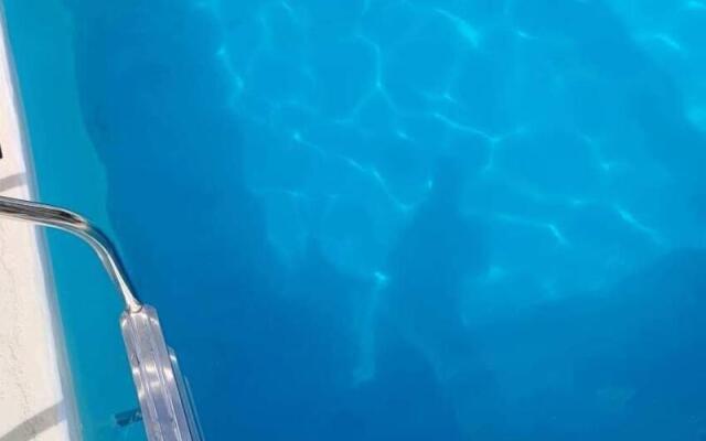 White Summerville Tourist Inn