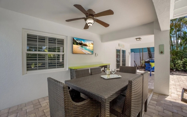 Splash Of Lime 3 Bedroom Home by RedAwning