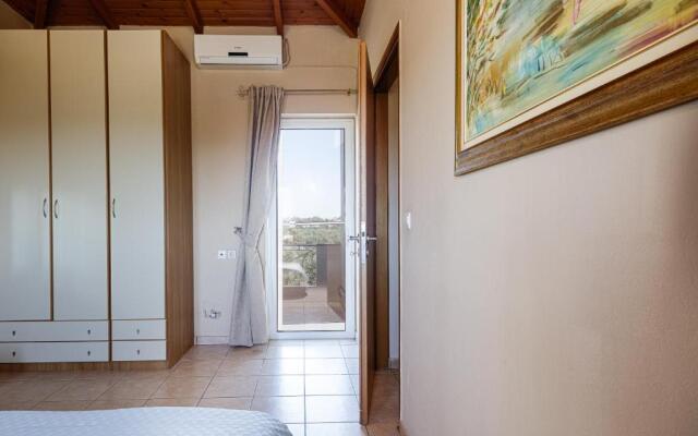 Villa Evie's -Spacious -4 apt'ς -with heated pool
