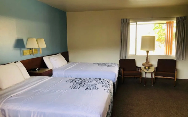 Curly Redwood Lodge