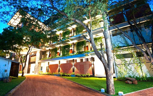 The Lake Forest Hotel