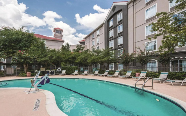 La Quinta Inn & Suites by Wyndham Houston Bush IAH South