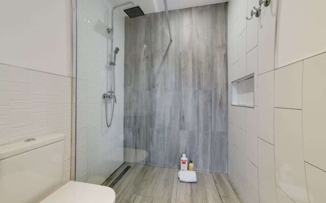Modern & Chic 2 Bed Apt in Lesseps