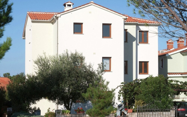 Nice Apartment With Balcony on the Second Floor With a Lovely View of the sea - Apartment in Porec - Photo 2
