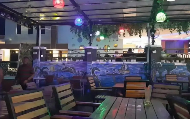 GlassTop Lounge