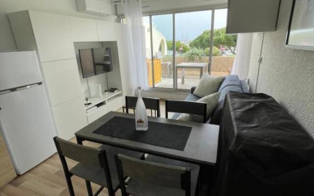 Studio vue port, belle terrasse, piscine