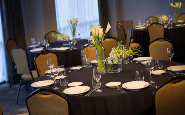 Renaissance Chicago O'Hare Suites Hotel