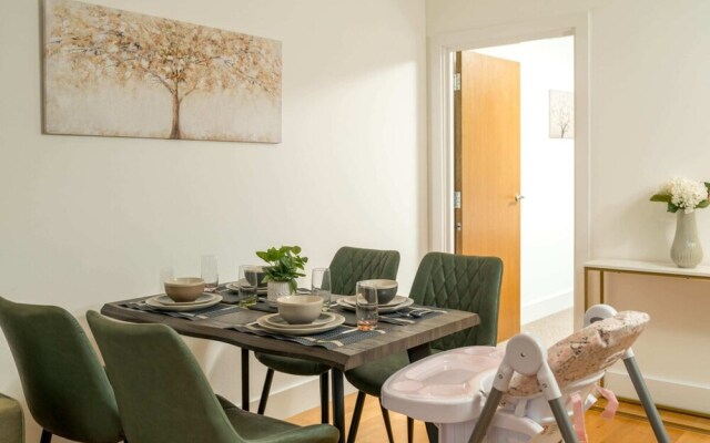 Stunning 3BD Flat, Parking, Sleeps Six, Near Park