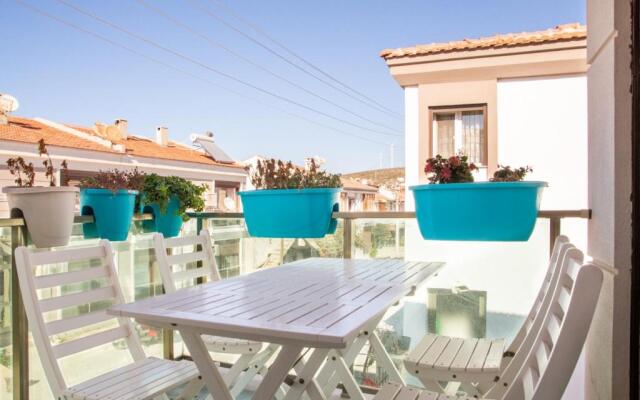 Vibrant and Central Flat Near Sea in Cesme