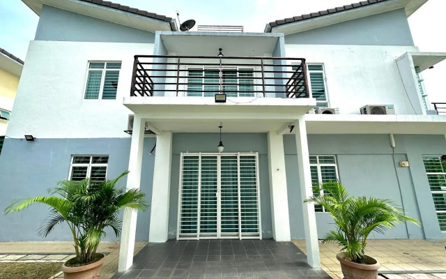 BNB Casa Grande at Rawang - spacious, 15 pax and WiFi