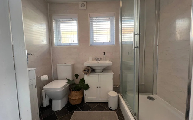 Beach Chalet - 2 Bedrooms - 4 Guests - Parking