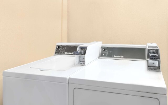 Super 8 By Wyndham Hattiesburg South