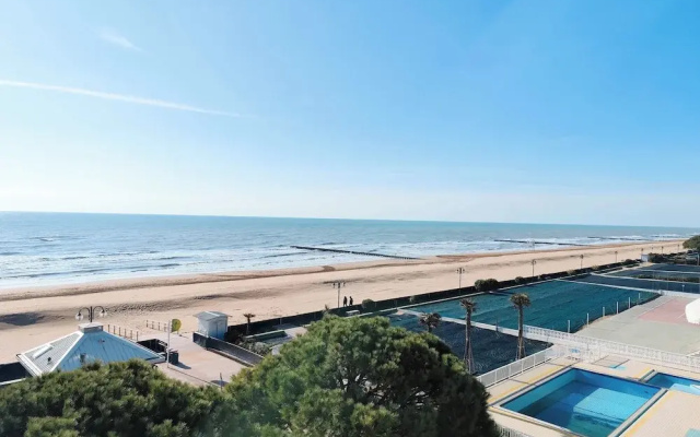 Spacious Flat With Balcony by the sea
