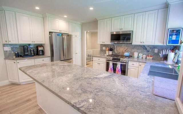 Creek Side Summit 4 Bedroom Home by RedAwning