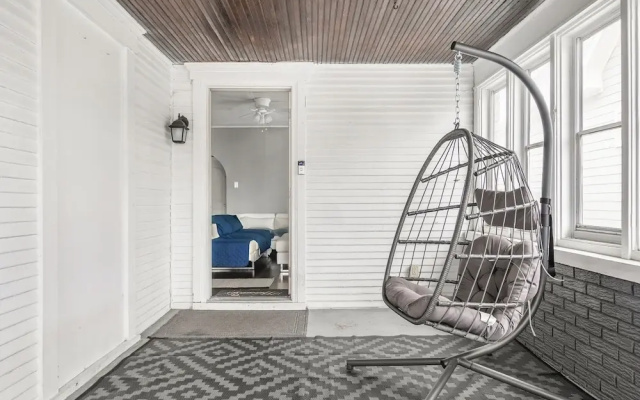 Charming 2 Bedroom with in Home Gym