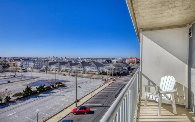 Commander Hotel & Suites