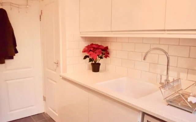 Spacious 3 Bedroom Flat Near Vibrant Camberwell