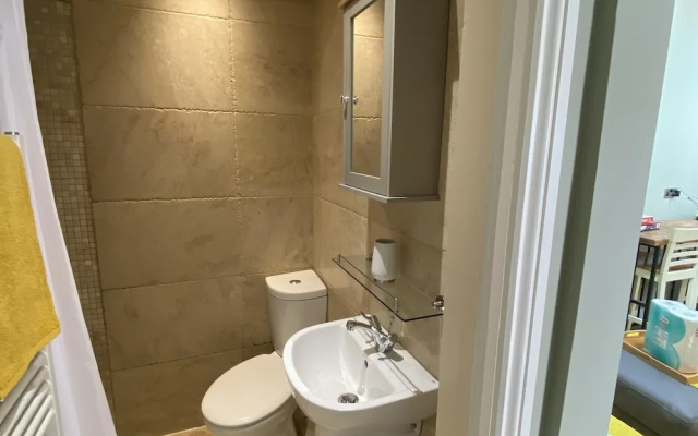 Private Annex, Parking, Wifi, 2mins to J48 A1 M1