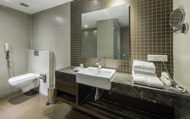 Kubeera Palace by OYO Rooms