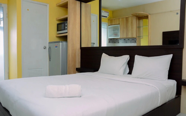 Stylish and Convenient Studio Green Pramuka Apartment