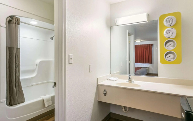 Motel 6 Dothan, AL