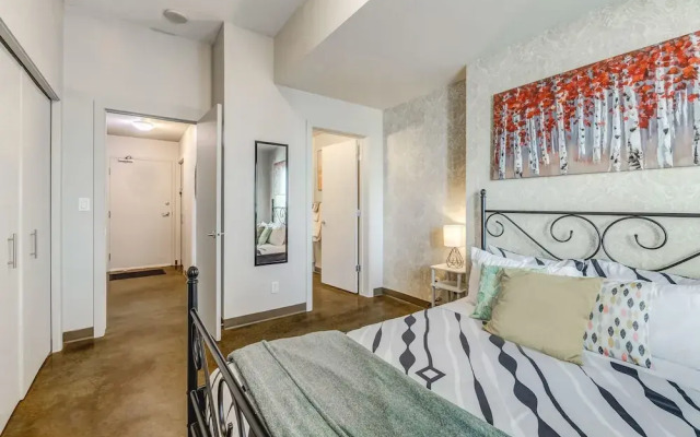 Luxury 2BR Condo - Downtown City Views