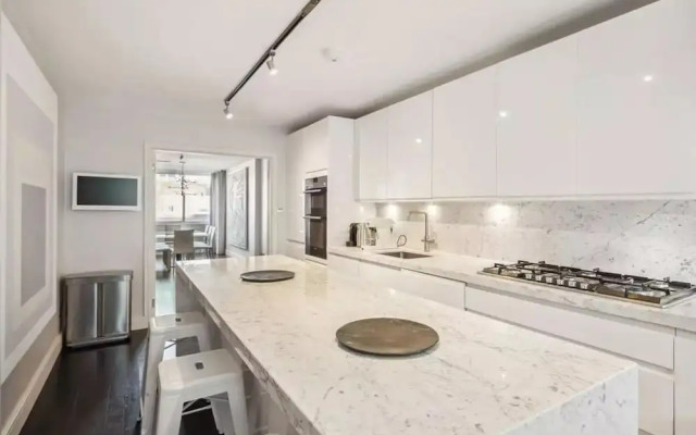 Luxurious 3-bed 2-bath Apartment in Belgravia