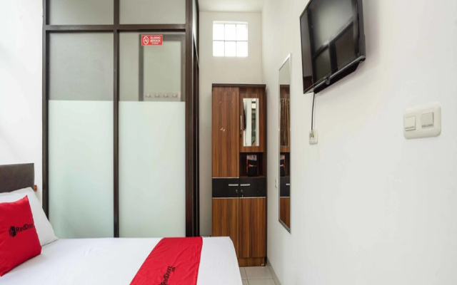 RedDoorz near Eka Hospital BSD City