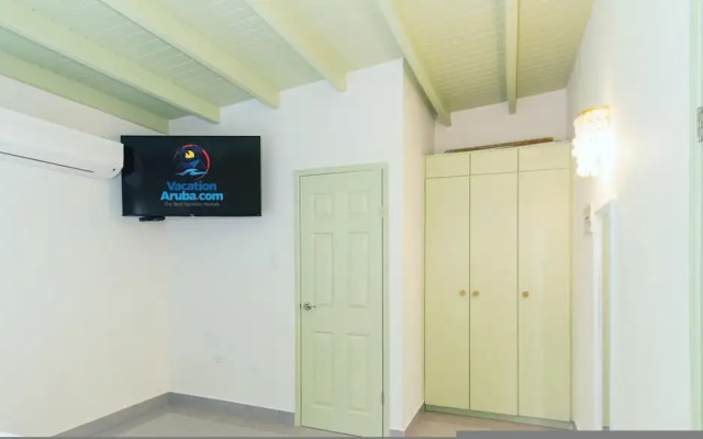 Flamingo Suite 1BR 1BA Apt w Pool Parking