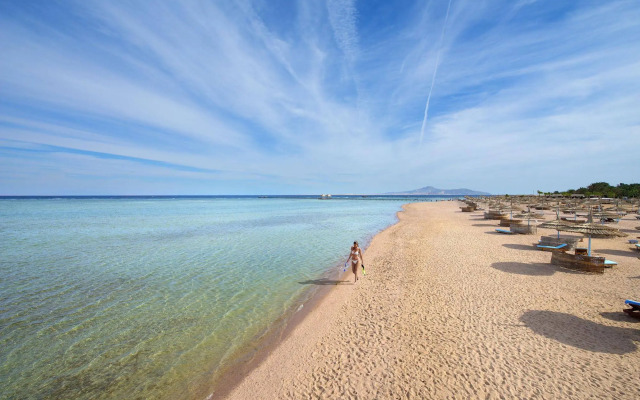 Курортный отель Amwaj Oyoun Resort & Casino