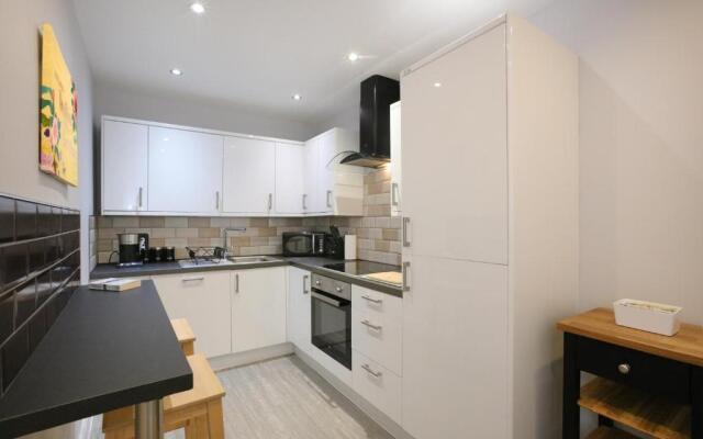 Edinburgh City Central Apartment Sleeps 6 Free Parking