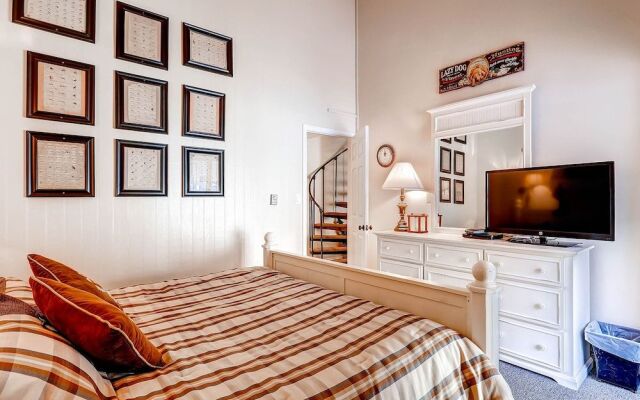 Spacious, Upgraded 2 Bdr W/ Fireplace & Hot Tub Access 2 Bedroom Condo by RedAwning