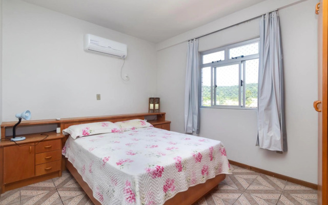 Apartamento a 150 metros da Praia de Mariscal.