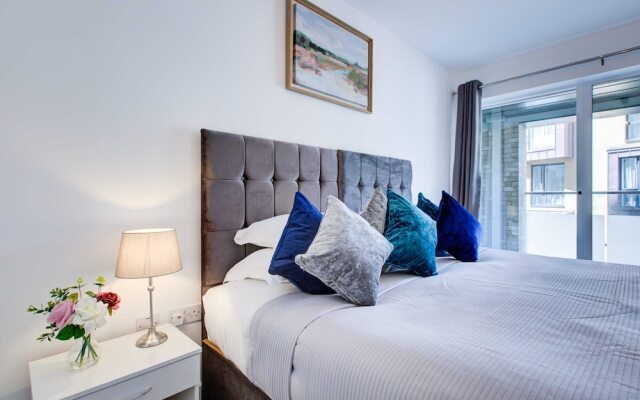 Modern Greenwich Flat With Parking