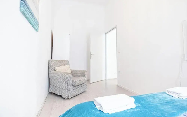 Contemporary 1BR LR Close to Belvedere