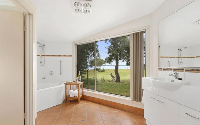 Waterfront Retreat At Wattle Point