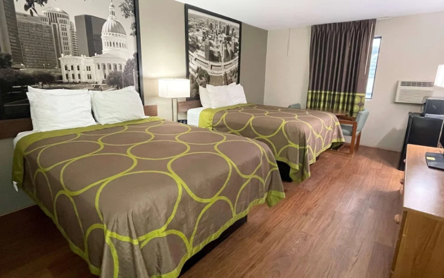 Super 8 by Wyndham Eureka/Six Flags Nearby
