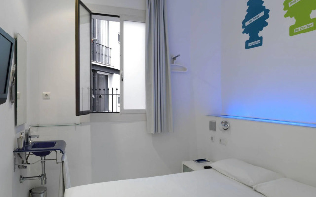 Chic & Basic Tallers Hostal