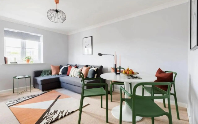Stylish 2 Bed Flat Near Station, Parking, Sleeps 6