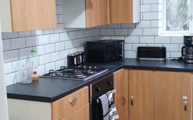 4 Bedroom House in Grays - Sleeps 6 & Parking