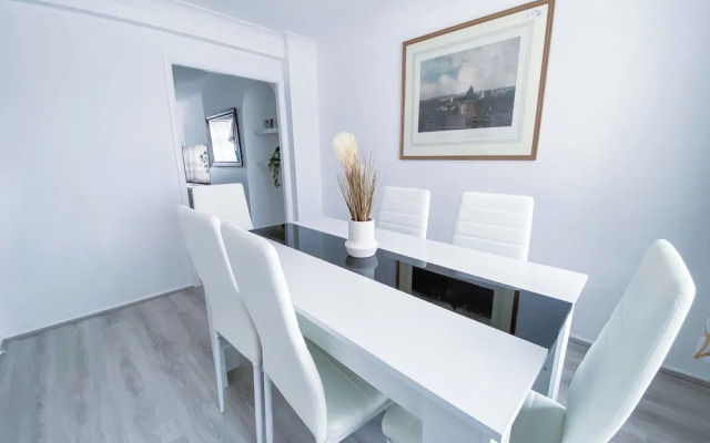 3br-sleeps5-parking-neartrainstation