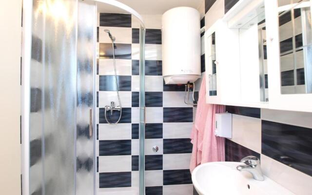 Apartment with pool 1038